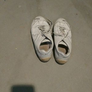 White puma tennis shoes